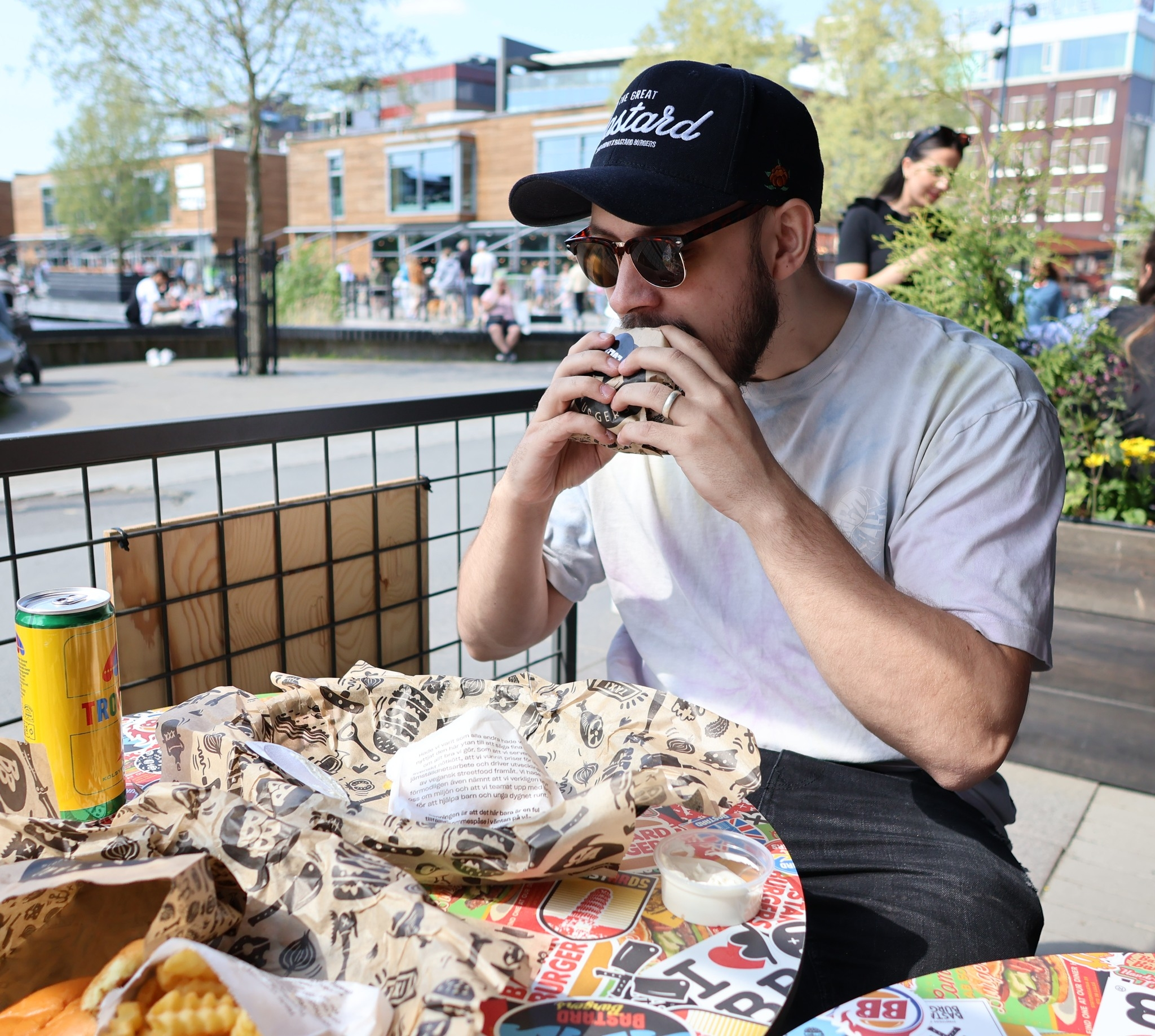 Kevin äter en hamburgare utomhus
